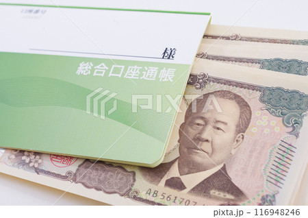 貯金通帳とたくさんのお金 貯金通帳とたくさんのお金 116948246