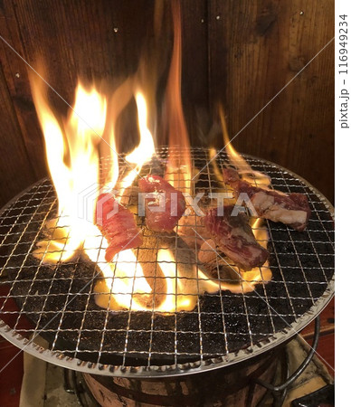 七輪で燃え盛る焼肉 116949234