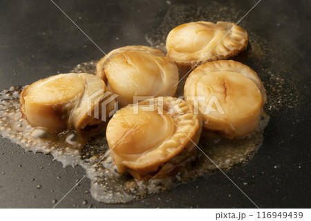 ホタテのバター焼き 鉄板で帆立を焼く 116949439