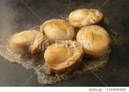 ホタテのバター焼き 鉄板で帆立を焼く 116949440