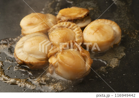 ホタテのバター焼き 鉄板で帆立を焼く 116949442