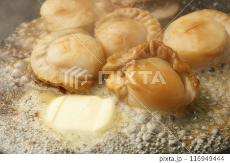 ホタテのバター焼き 鉄板で帆立を焼く 116949444