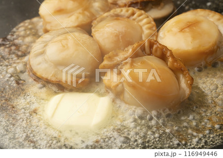 ホタテのバター焼き 鉄板で帆立を焼く ホタテのバター焼き 鉄板で帆立を焼く 116949446