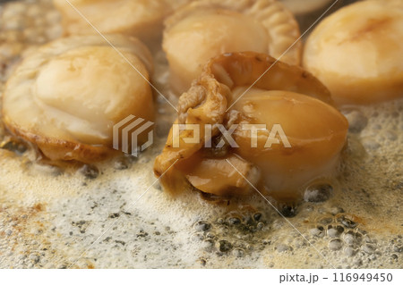 ホタテのバター焼き 鉄板で帆立を焼く ホタテのバター焼き 鉄板で帆立を焼く 116949450