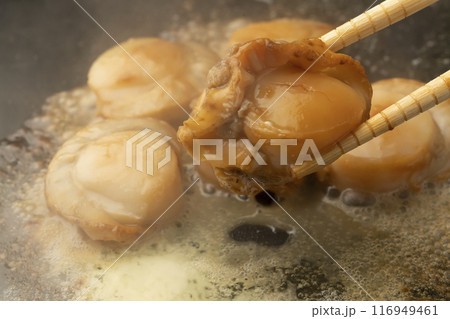 ホタテのバター焼き 菜箸で帆立を持ち上げる ホタテのバター焼き 菜箸で帆立を持ち上げる 116949461