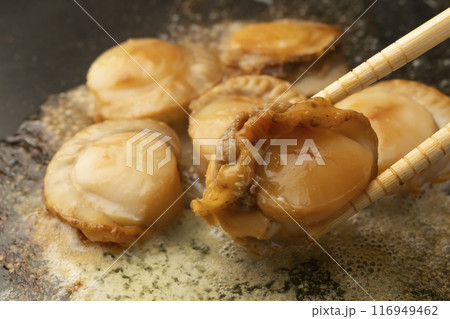 ホタテのバター焼き 菜箸で帆立を持ち上げる ホタテのバター焼き 菜箸で帆立を持ち上げる 116949462