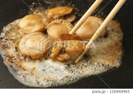 ホタテのバター焼き 菜箸で帆立を持ち上げる 116949463