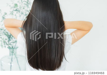 ロングヘアの小学生 116949468