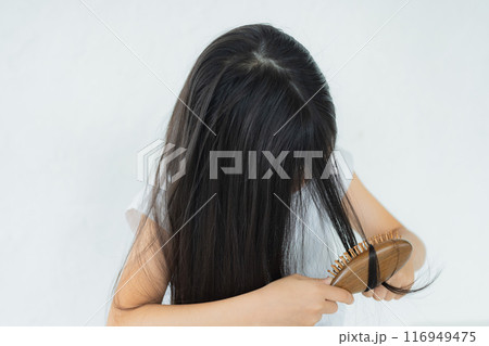 ロングヘアの小学生 116949475