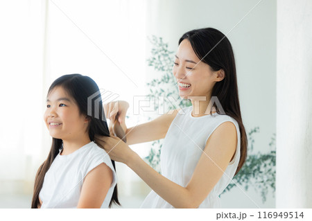 小学生の女の子のヘアケアイメージ 小学生の女の子のヘアケアイメージ 116949514