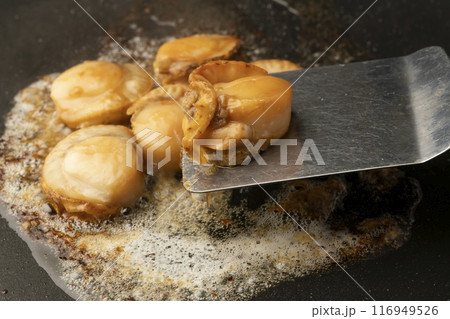 ホタテのバター焼き ヘラで帆立を持ち上げる 116949526