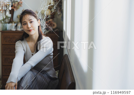アンティークなインテリアと女性  116949597