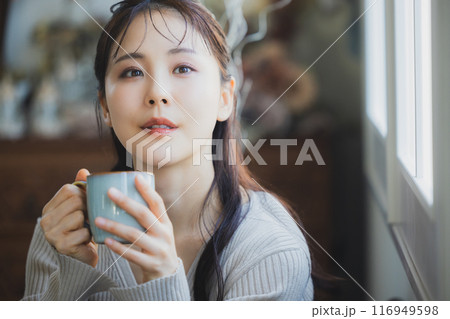 アンティークなインテリアと女性  116949598