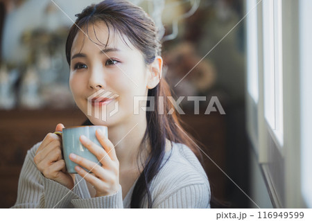 アンティークなインテリアと女性  116949599