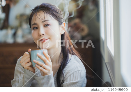 アンティークなインテリアと女性  116949600