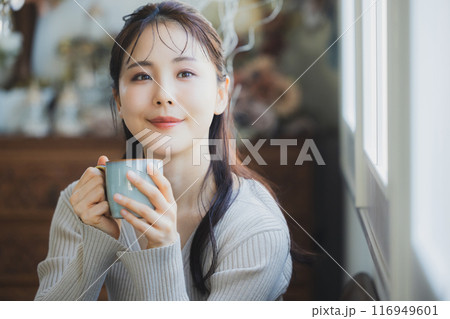 アンティークなインテリアと女性  116949601