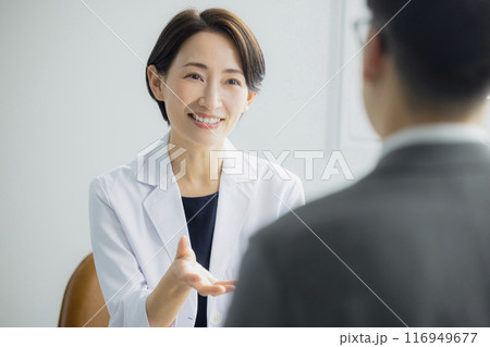 白衣を着た笑顔の女性 白衣を着た笑顔の女性 116949677
