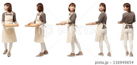 トレーを持って振り向くエプロン店員の女性の全身人物切り抜き素材 116949854