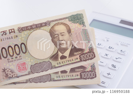 たくさんのお金と電卓 116950188