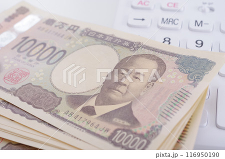 たくさんのお金と電卓 116950190