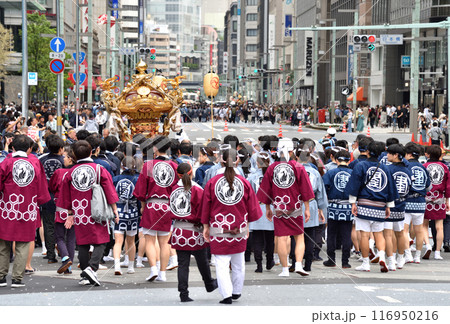 山王祭で祭り好きで埋め尽くされる日本橋中央通り 116950216