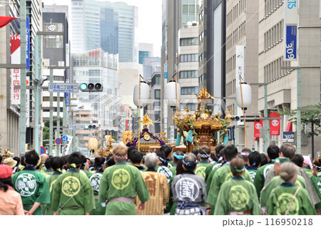 山王祭で祭り好きで埋め尽くされる日本橋中央通り 116950218