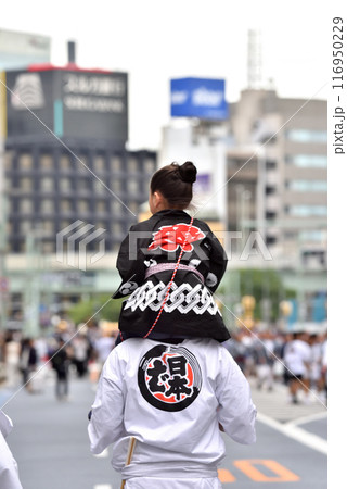 祭りの日に半被を着た娘を肩車する人 祭りの日に半被を着た娘を肩車する人 116950229