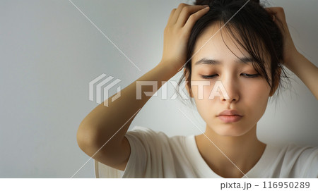 頭痛に悩む女性、ストレスと不快感 頭痛に悩む女性、ストレスと不快感 116950289