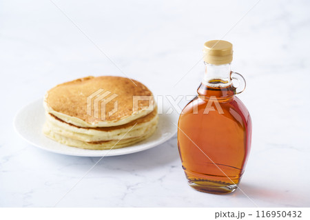 瓶詰めのメープルシロップ 116950432