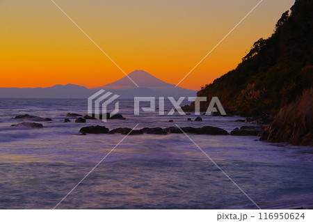 茜色に染まる夕焼け空を背景に南房総南無谷崎から望む海越しの富士山　Ver2 116950624