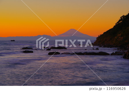 茜色に染まる夕焼け空を背景に南房総南無谷崎から望む海越しの富士山 Ver3 茜色に染まる夕焼け空を背景に南房総南無谷崎から望む海越しの富士山 Ver3 116950626