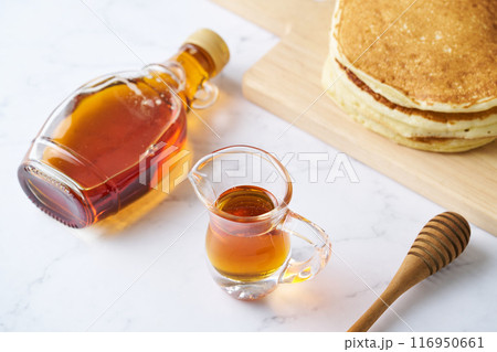 瓶詰めのメープルシロップ 116950661