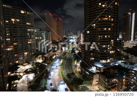 夜のハワイ・ワイキキの街並みを高層階から望む 116950720