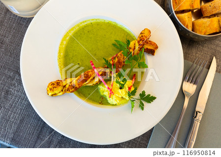 Cream soup of courgette with grissini 116950814