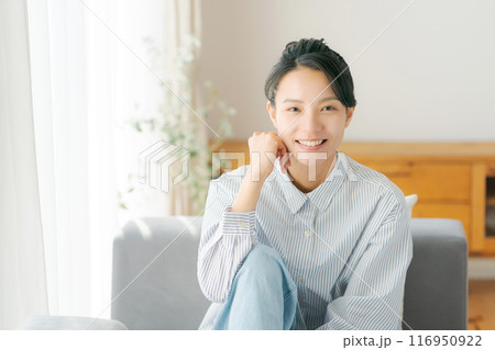 リビングでくつろぐ30代女性 リビングでくつろぐ30代女性 116950922