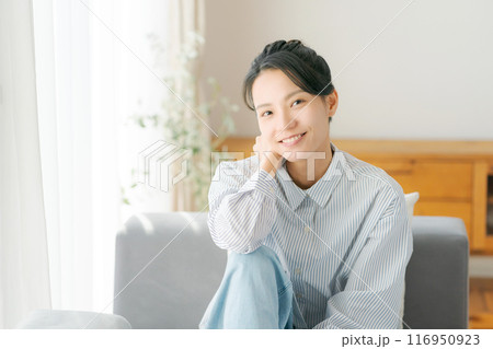 リビングでくつろぐ30代女性 リビングでくつろぐ30代女性 116950923