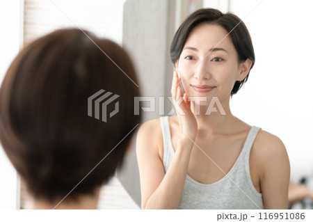 鏡を見る女性 ビューティー 鏡を見る女性 ビューティー 116951086
