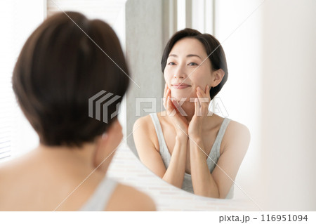 鏡を見る女性　ビューティー 116951094