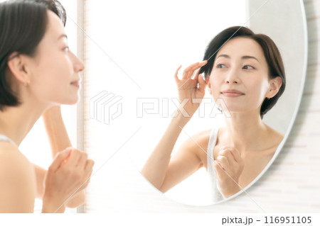 鏡を見る女性 ビューティー 鏡を見る女性 ビューティー 116951105