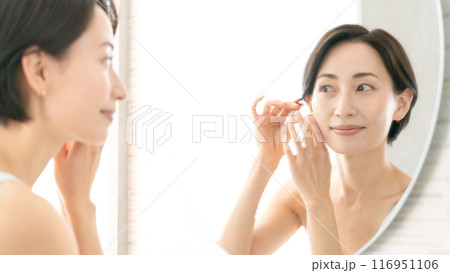 鏡を見る女性　ビューティー 116951106