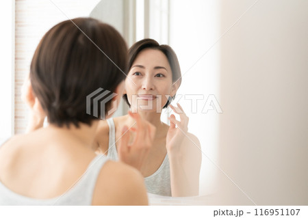 鏡を見る女性　ビューティー 116951107