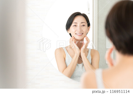 鏡を見る女性　ビューティー 116951114