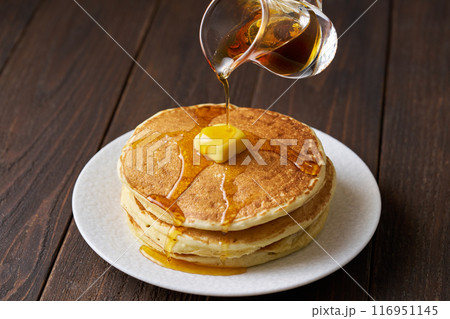 メープルシロップをホットケーキにかける 116951145