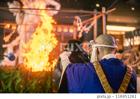 お焚き上げをする僧侶 お焚き上げをする僧侶 116951261