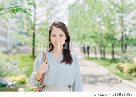 カジュアルなビジネスウーマン 116951459