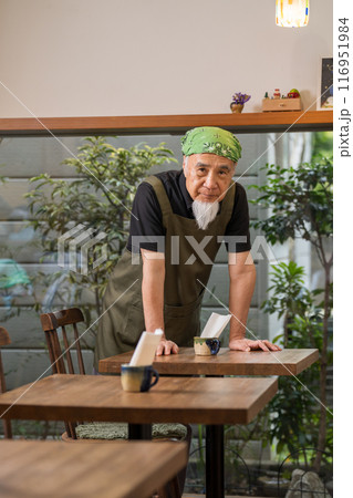 カフェオーナーとして退職後のセカンドキャリアを充実させる60代男性 カフェオーナーとして退職後のセカンドキャリアを充実させる60代男性 116951984