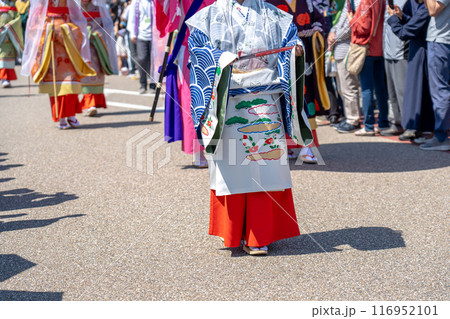 三重県明和町で行われる斎王まつりの斎王群行と見物する人々 116952101
