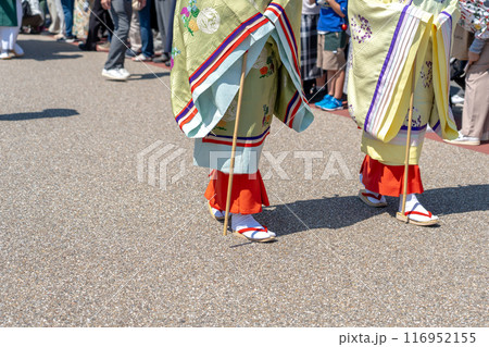 三重県明和町で行われる斎王まつりの斎王群行と見物する人々 116952155