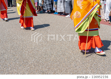 三重県明和町で行われる斎王まつりの斎王群行と見物する人々 116952156