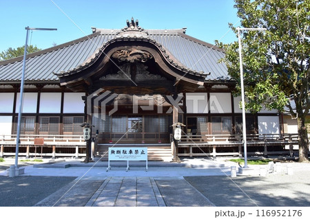 伊勢崎市 華蔵寺本堂と青空 伊勢崎市 華蔵寺本堂と青空 116952176